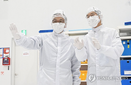 최상목(왼쪽) 부총리 겸 기획재정부 장관이 지난 10일 경기도 화성시 소재 반도체기업을 방문, 생산라인을 둘러보면서 설명을 듣고 있다. 연합뉴스